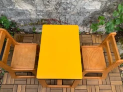 Bureau et chaises traîneau enfants en bois et formica 1970