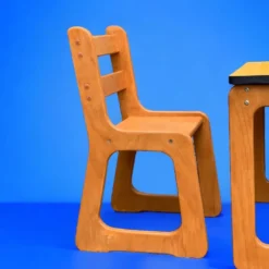 Bureau et chaises traîneau enfants en bois et formica 1970