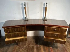 Bureau exécutif en noyer rétro vintage des années 50 par Morris de Glasgow, courbé.