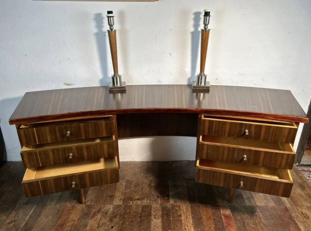Bureau exécutif en noyer rétro vintage des années 50 par Morris de Glasgow, courbé.