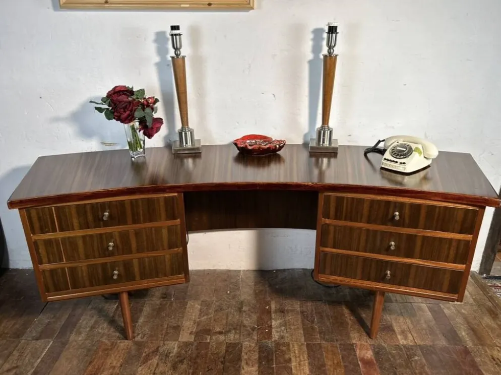 Bureau exécutif en noyer rétro vintage des années 50 par Morris de Glasgow, courbé.