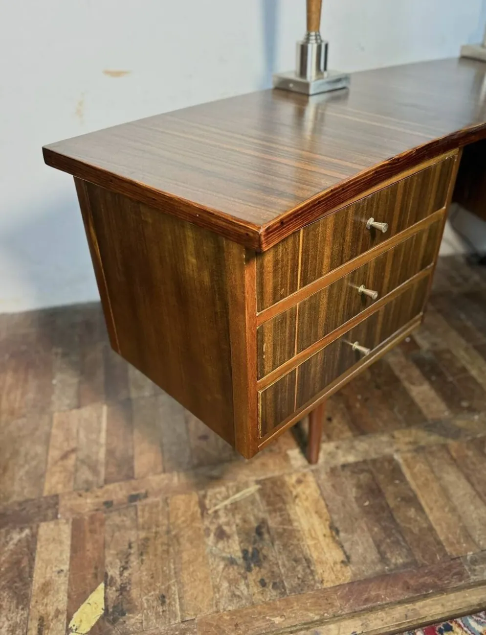 Bureau exécutif en noyer rétro vintage des années 50 par Morris de Glasgow, courbé.