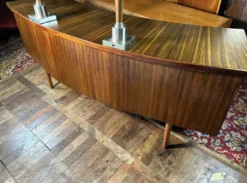 Bureau exécutif en noyer rétro vintage des années 50 par Morris de Glasgow, courbé.