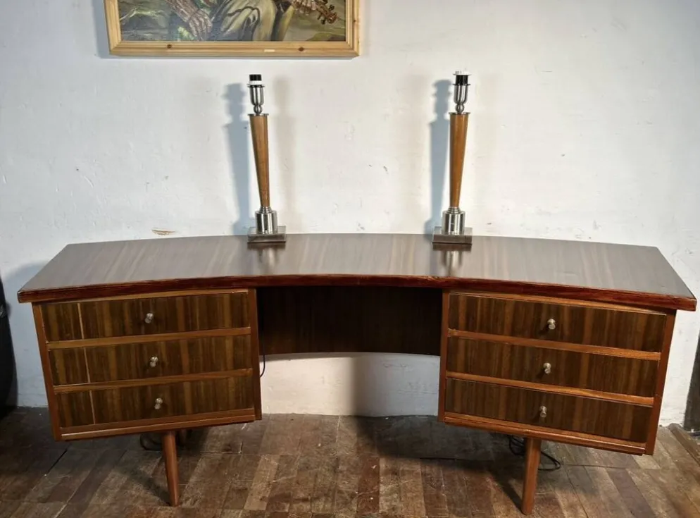 Bureau exécutif en noyer rétro vintage des années 50 par Morris de Glasgow, courbé.