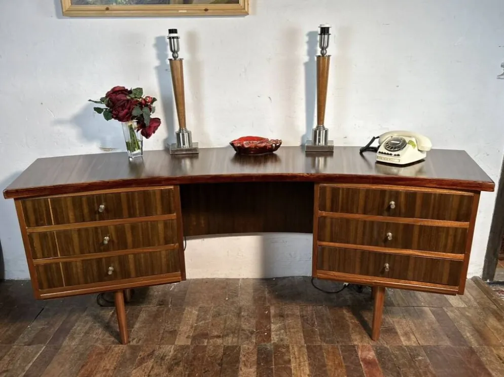 Bureau exécutif en noyer rétro vintage des années 50 par Morris de Glasgow, courbé.