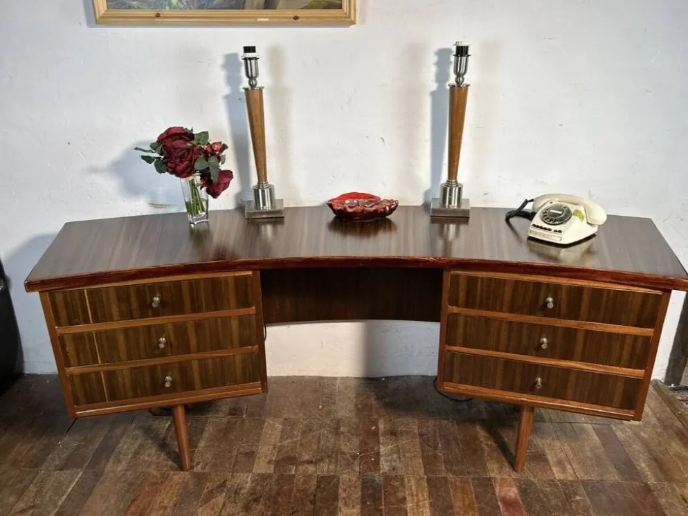 Bureau exécutif en noyer rétro vintage des années 50 par Morris de Glasgow, courbé.