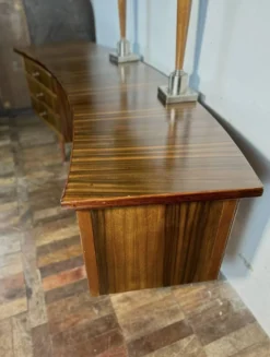 Bureau exécutif en noyer rétro vintage des années 50 par Morris de Glasgow, courbé.