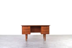 Bureau exécutif en teck danois des années 1960.