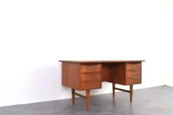 Bureau exécutif en teck danois des années 1960.