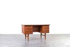 Bureau exécutif en teck danois des années 1960.