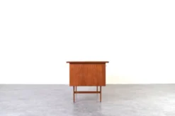 Bureau exécutif en teck danois des années 1960.