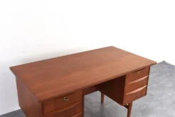 Bureau exécutif en teck danois des années 1960.
