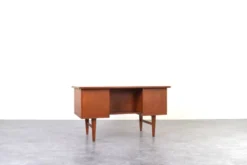 Bureau exécutif en teck danois des années 1960.