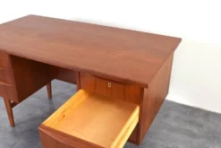 Bureau exécutif en teck danois des années 1960.