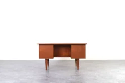 Bureau exécutif en teck danois des années 1960.