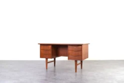Bureau exécutif en teck danois des années 1960.
