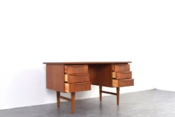 Bureau exécutif en teck danois des années 1960.