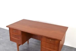 Bureau exécutif en teck danois des années 1960.