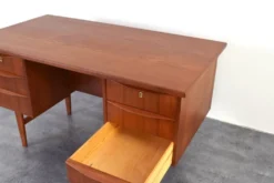 Bureau exécutif en teck danois des années 1960.
