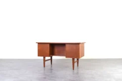Bureau exécutif en teck danois des années 1960.
