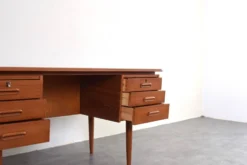 Bureau exécutif en teck danois des années 1960.