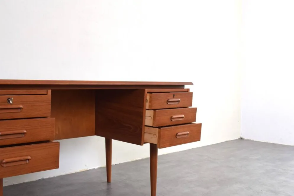 Bureau exécutif en teck danois des années 1960.