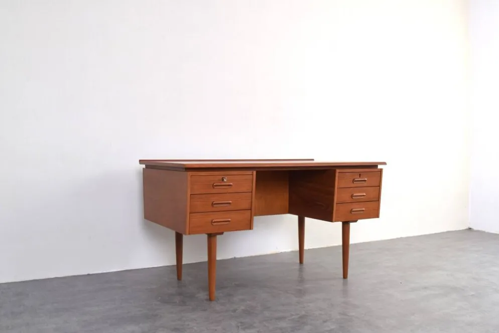 Bureau exécutif en teck danois des années 1960.
