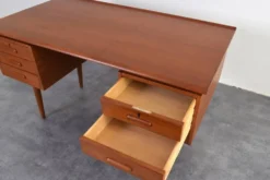 Bureau exécutif en teck danois des années 1960.