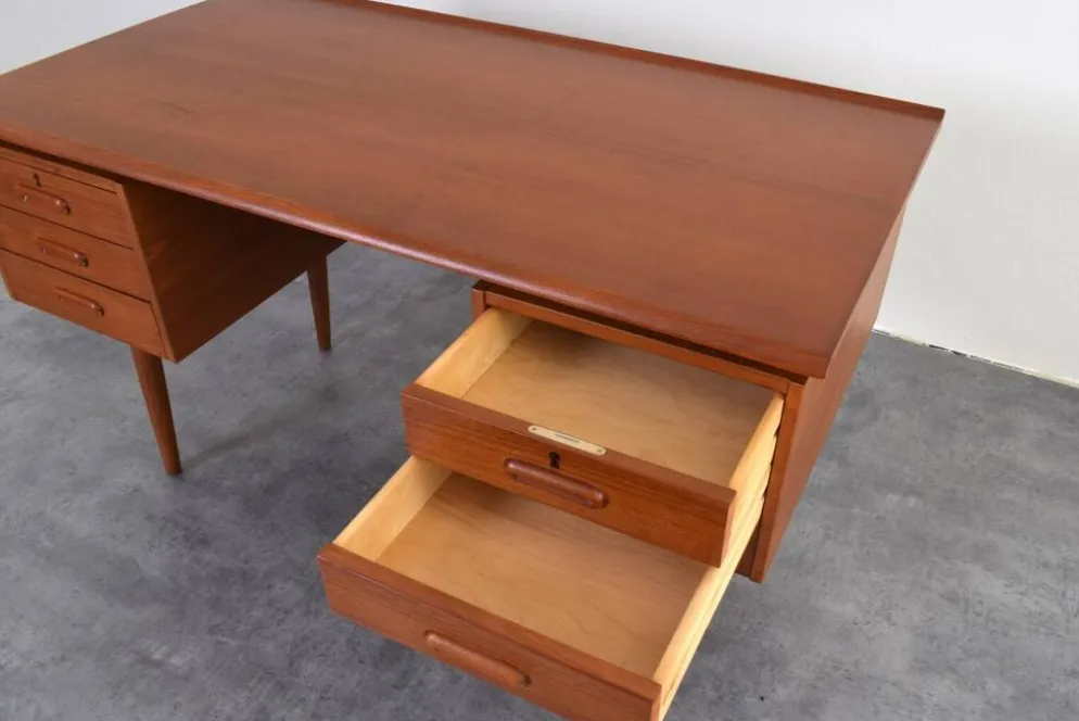 Bureau exécutif en teck danois des années 1960.
