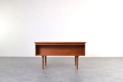 Bureau exécutif en teck danois des années 1960.