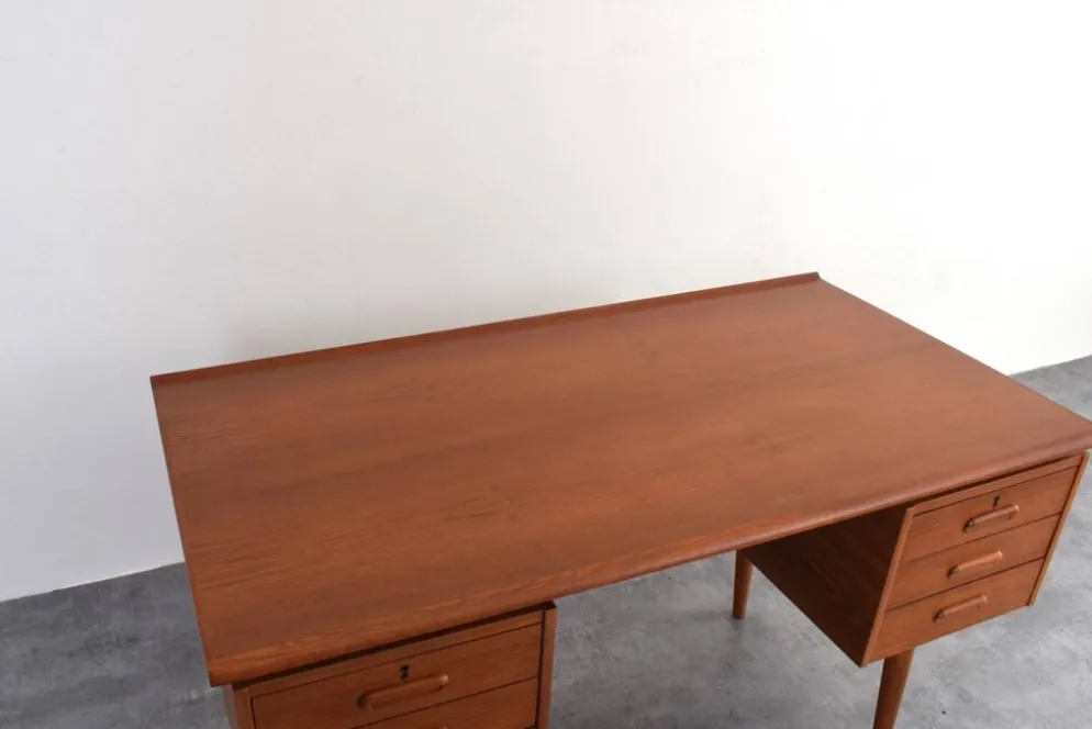 Bureau exécutif en teck danois des années 1960.