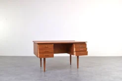 Bureau exécutif en teck danois des années 1960.