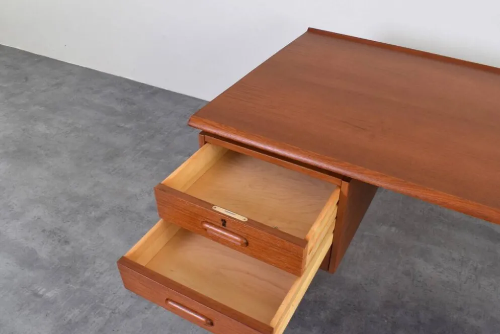 Bureau exécutif en teck danois des années 1960.