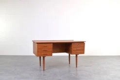 Bureau exécutif en teck danois des années 1960.