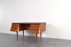 Bureau exécutif en teck danois des années 1960.