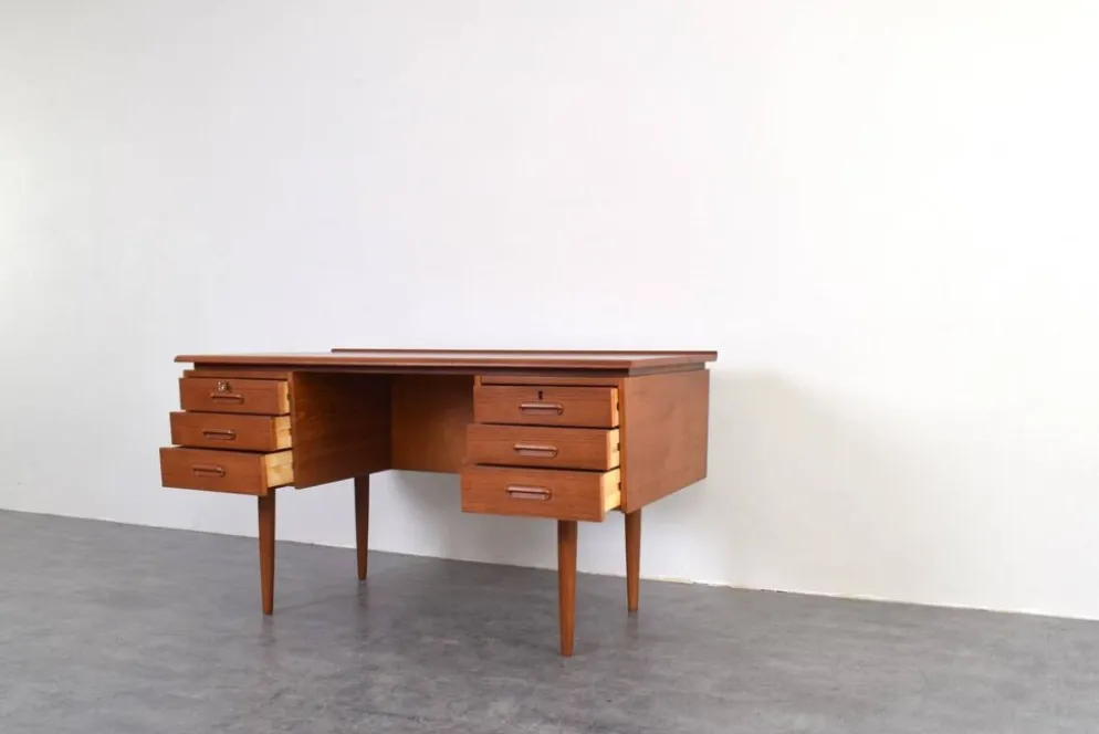 Bureau exécutif en teck danois des années 1960.
