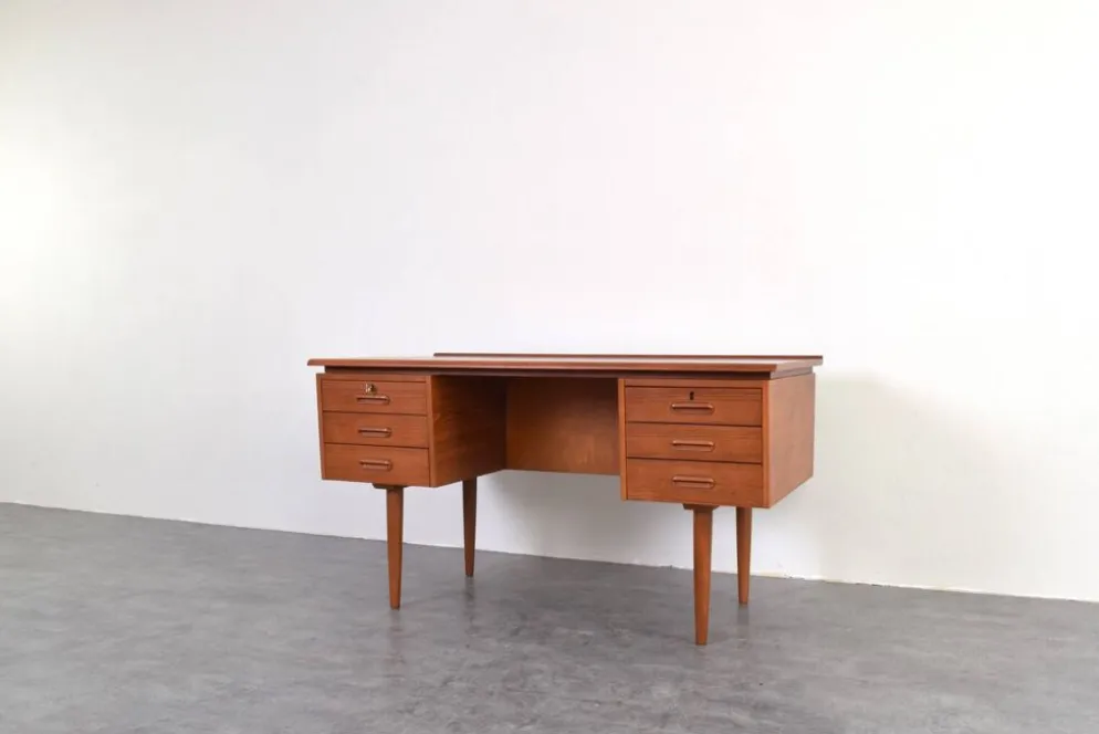 Bureau exécutif en teck danois des années 1960.