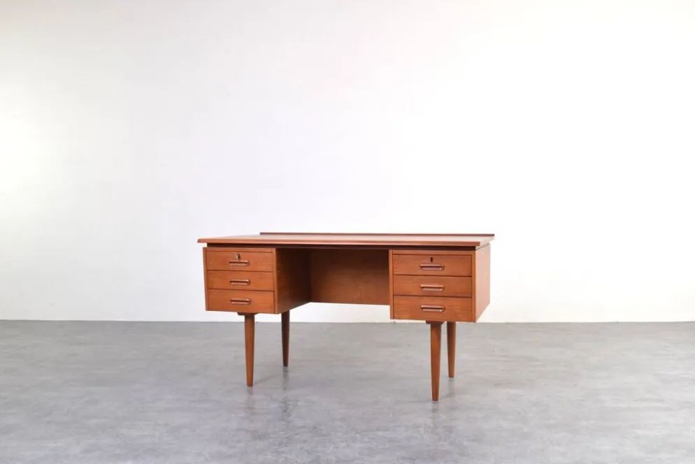 Bureau exécutif en teck danois des années 1960.