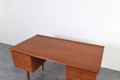 Bureau exécutif en teck danois des années 1960.