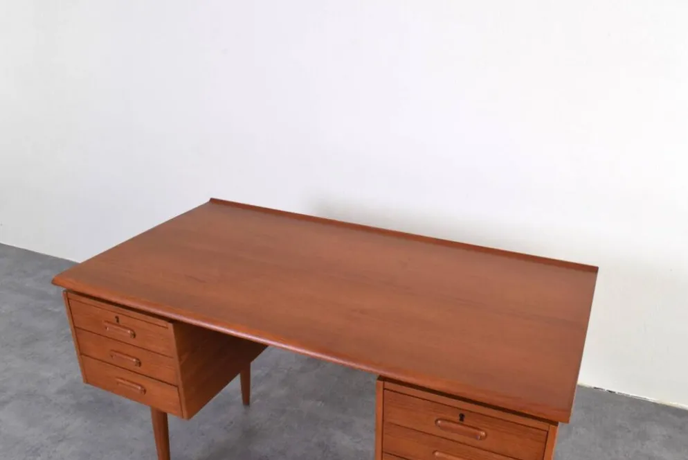 Bureau exécutif en teck danois des années 1960.
