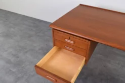 Bureau exécutif en teck danois des années 1960.