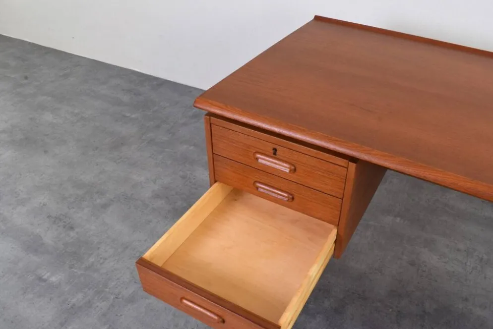 Bureau exécutif en teck danois des années 1960.