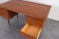 Bureau exécutif en teck danois des années 1960.