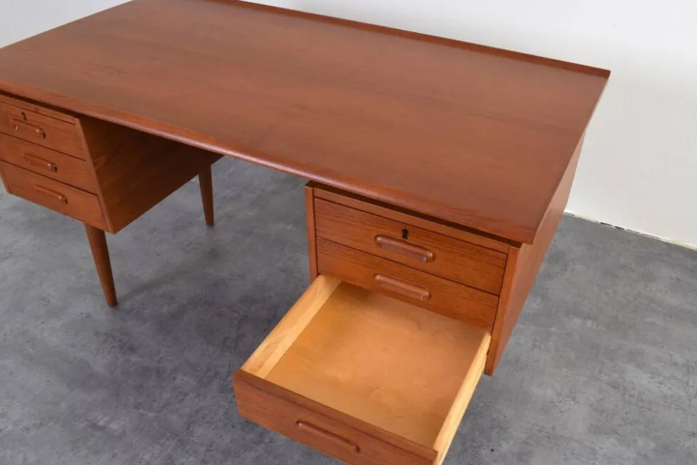Bureau exécutif en teck danois des années 1960.