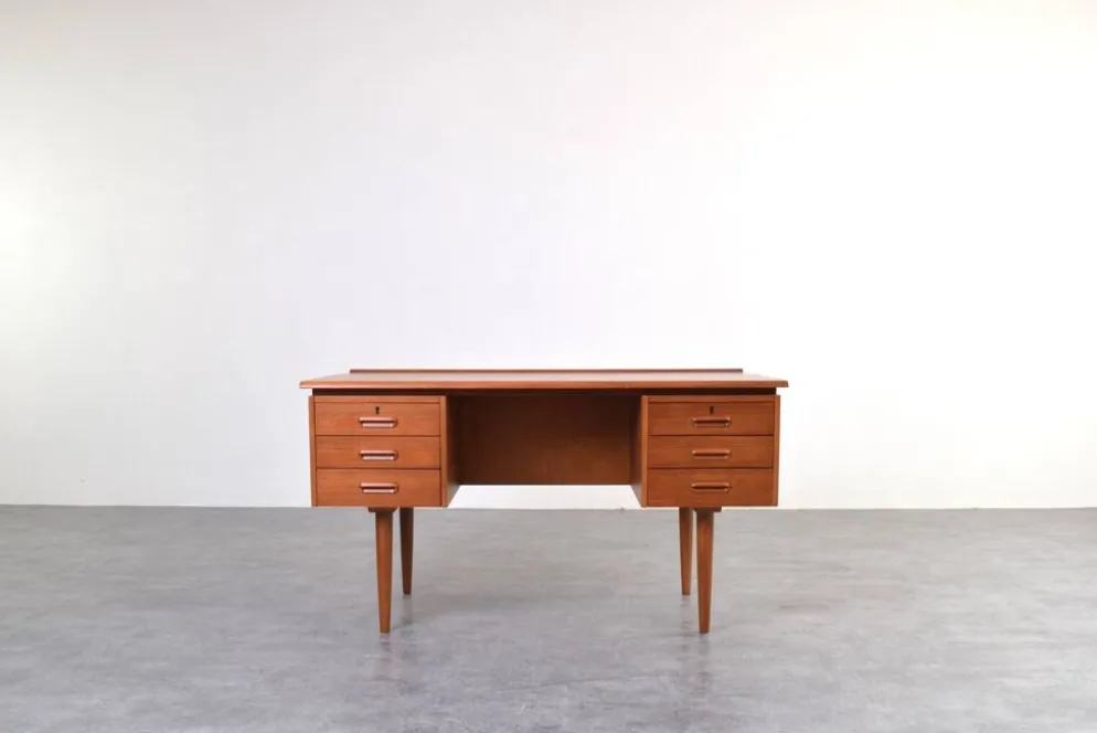 Bureau exécutif en teck danois des années 1960.