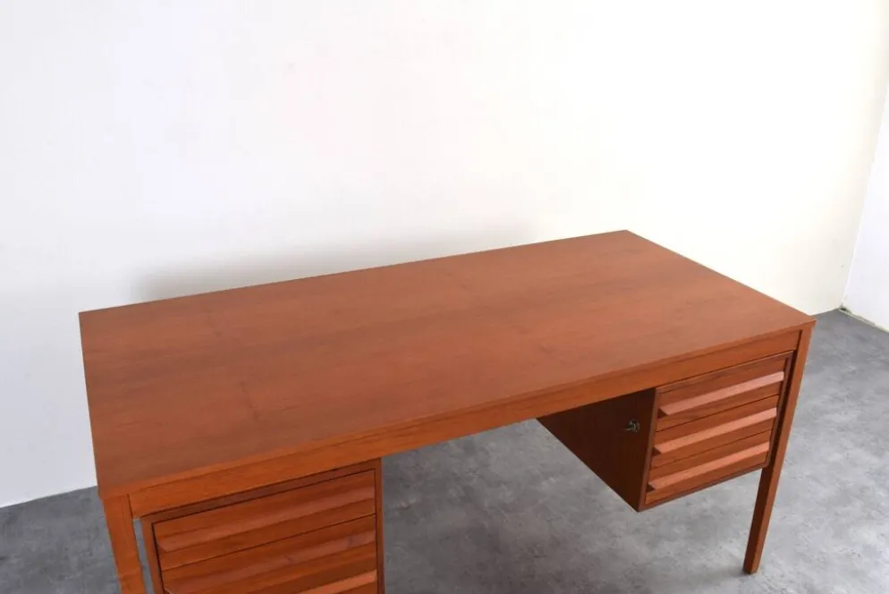 Bureau exécutif en teck du milieu du siècle par Torbjørn Afdal pour Bruksbo, années 1960.