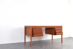 Bureau exécutif en teck du milieu du siècle par Torbjørn Afdal pour Bruksbo, années 1960.