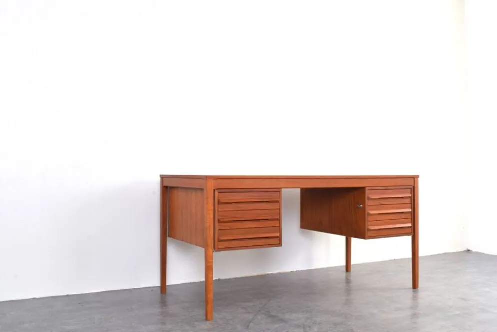 Bureau exécutif en teck du milieu du siècle par Torbjørn Afdal pour Bruksbo, années 1960.