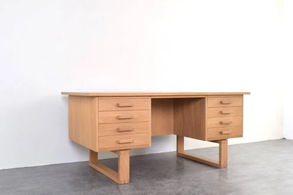 Bureau indépendant en chêne par Torben Valeur et Henning Jensen pour Dyrlund, années 1960.