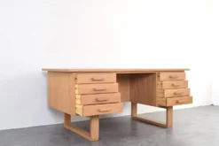 Bureau indépendant en chêne par Torben Valeur et Henning Jensen pour Dyrlund, années 1960.